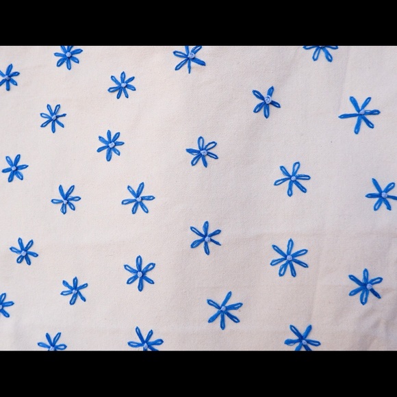 Hand Embroidered floral tote bag, minimalistic reusable tote bag with pocket - Picture 3 of 4